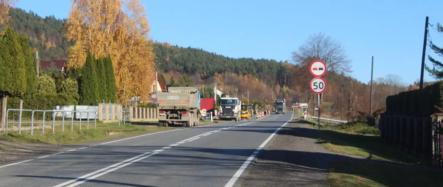 Bezpieczniej w Zamieściu. Trwa budowa chodnika przy drodze krajowej nr 28