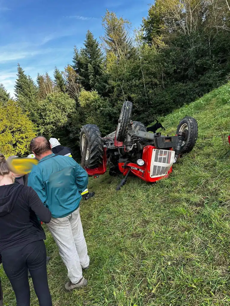 Jazowsko: Wypadek z udziałem ciągnika rolniczego. Poszkodowany kierowca trafił do szpitala