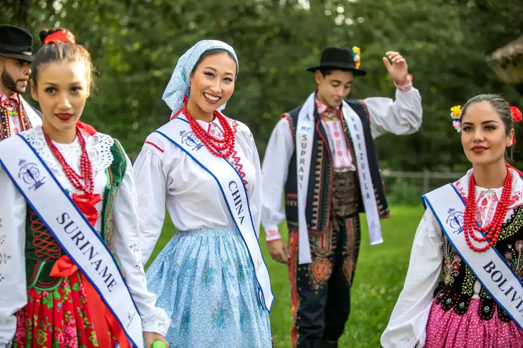 Kandydaci Miss Supranational 2021 w Sądeckim Parku Etnograficznym