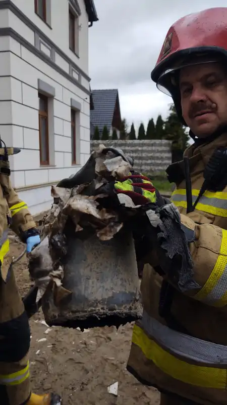 Nowy Sącz, ul. Flisaków: Ze studzienek kanalizacji burzowej wydobywał się czarny dym. Interweniowali strażacy