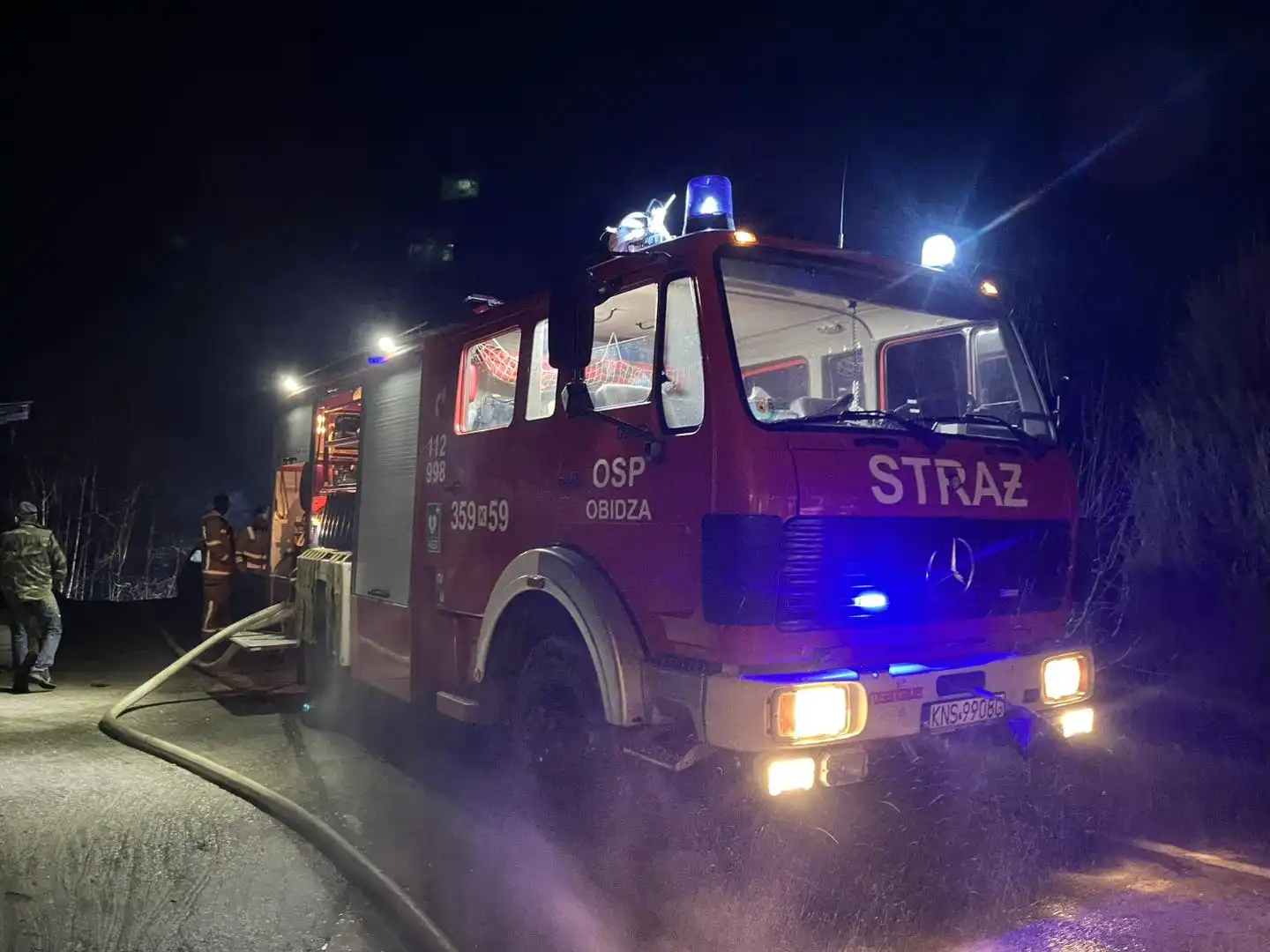 Pożar budynku mieszkalnego w Obidzy. Strażacy walczyli z ogniem w trudnych warunkach