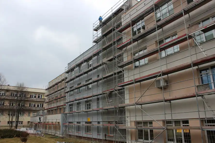 Postępują prace związane z termomodernizacją budynku limanowskiego Szpitala