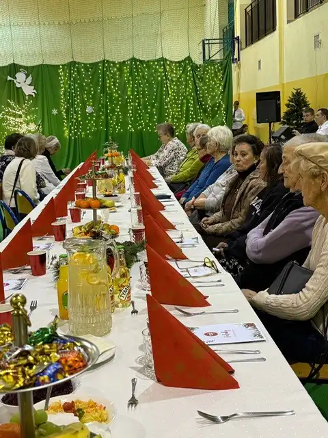 Wigilia dla Seniorów w Grybowie. Międzypokoleniowa radość przy wigilijnym stole