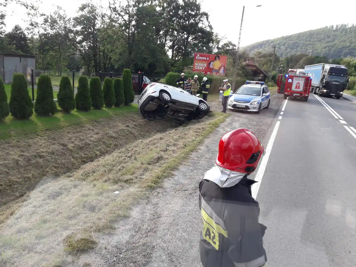 Wypadek w Łabowej: Osobówka uderzyła w betonowy przepust
