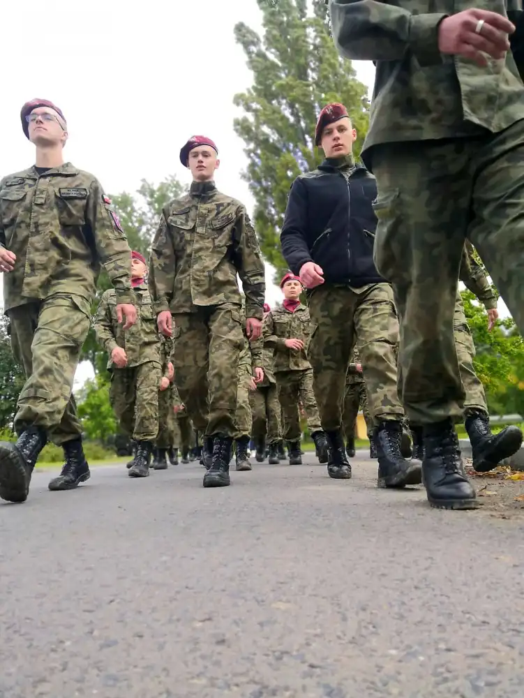 Uczniowie ZS w Marcinkowicach wzięli udział w uroczystościach z okazji Święta 6. Brygady Powietrznodesantowej w Krakowie