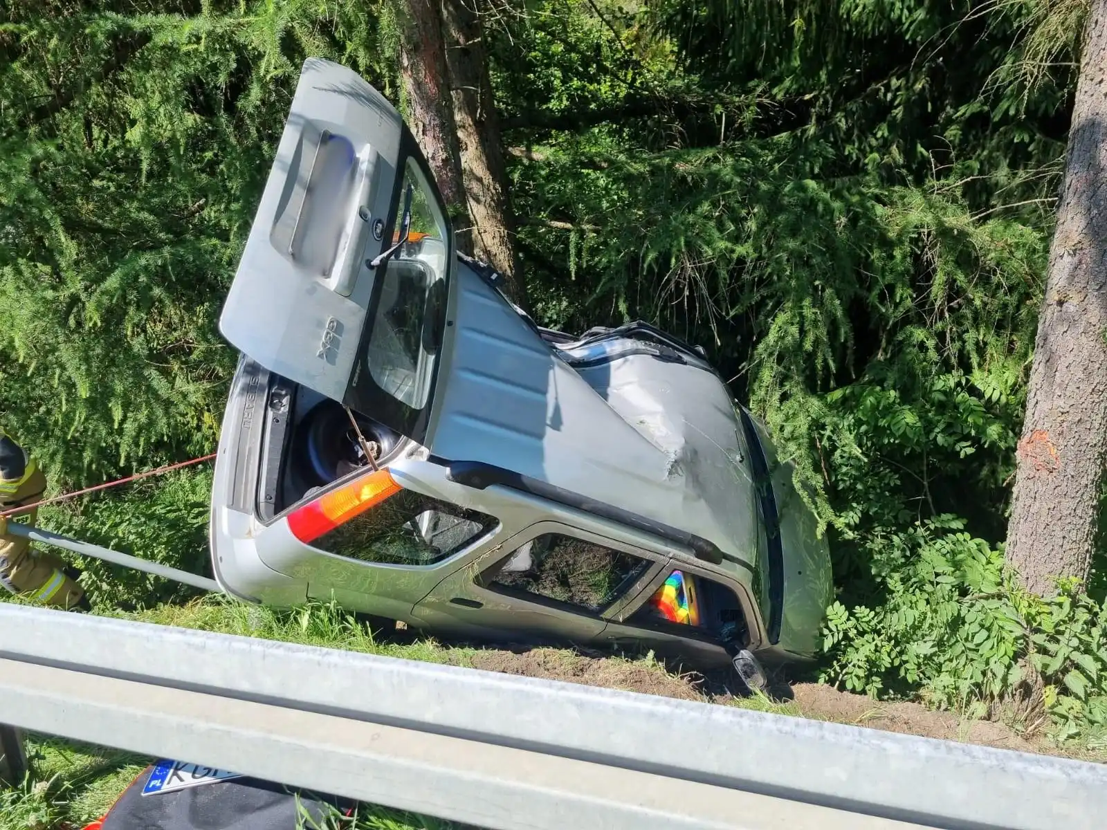 Wypadek w Krynicy-Zdroju. Samochód osobowy wypadł z drogi