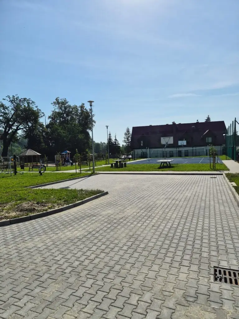 Nowe parkingi przy szkole w Klęczanach. Powstały przy okazji remontu drogi do dworku