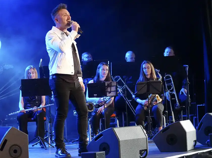 Koncert "EVERGREENS" w krynickiej Pijalni. W trakcie imprezy wystąpił Tomasz Bulzak