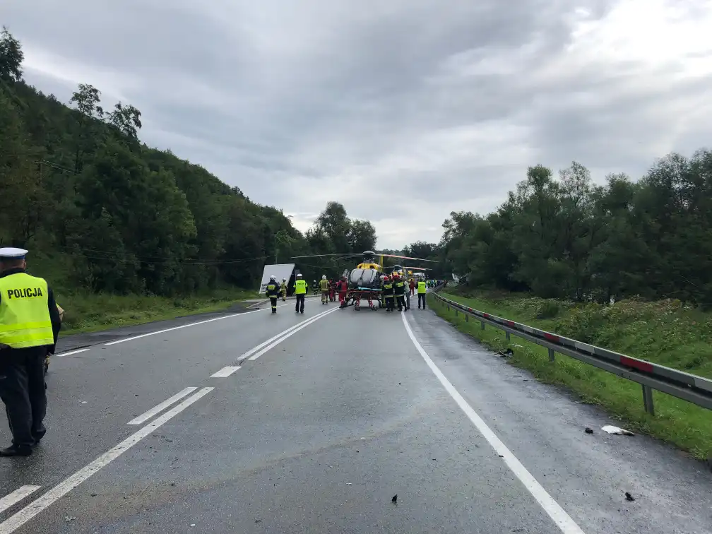 Tragiczny wypadek w Witowicach Górnych w relacji strażaków. W czołowym zderzeniu autobusu i osobówki zginęły dwie osoby