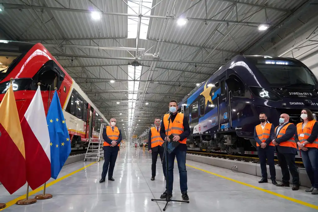 Dwa nowoczesne pociągi Newagu w Warszawie. Zasilą tabor Szybkiej Kolei Miejskiej