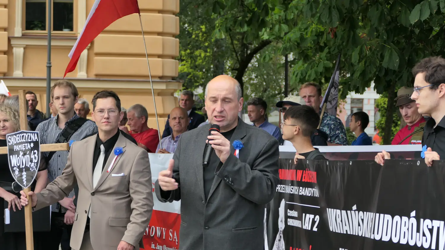 Pamięć, krzyże i mocne słowa. Marsz Wołyński po raz dwunasty przeszedł przez Nowy Sącz