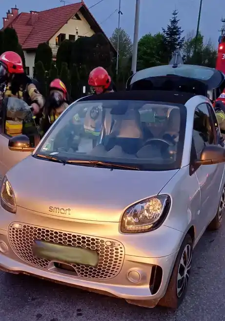 Nowy Sącz, ul. Papieska: zadymienie w samochodzie elektrycznym. Interweniowali strażacy