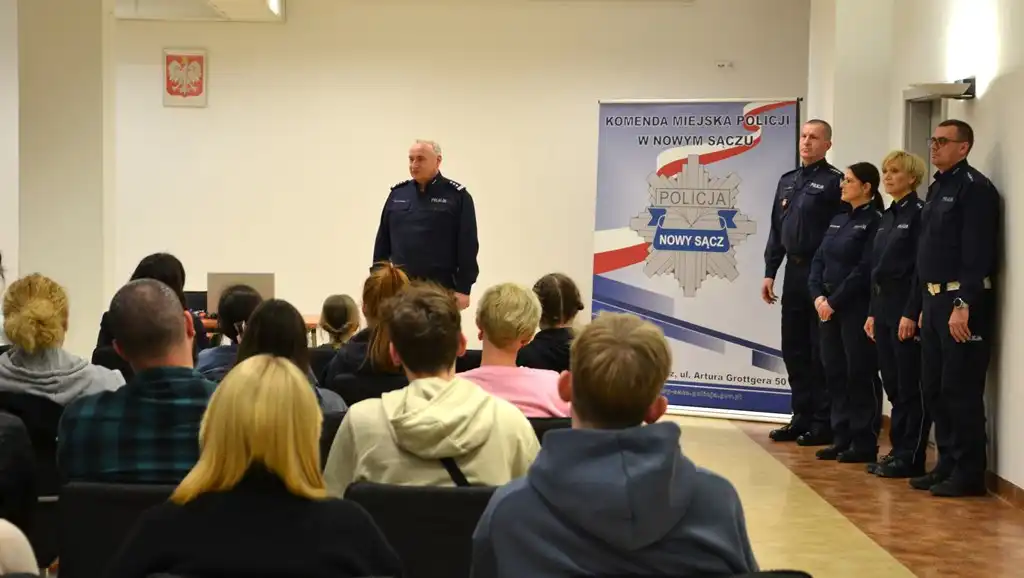 Spotkanie z Komendantem i tajniki pracy policjanta. Uczniowie z Nawojowej w Komendzie Miejskiej