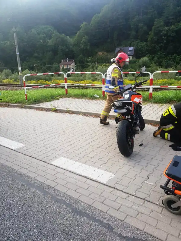 Wypadek w Muszynie. Motocykl zderzył się z osobówką na ul. Grunwaldzkiej. Kierujący jednośladem trafił do szpitala