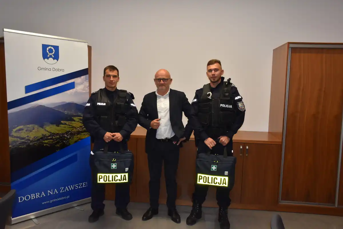 Torbami do ratowania. Gmina Dobra wyposaża Policję w sprzęt medyczny