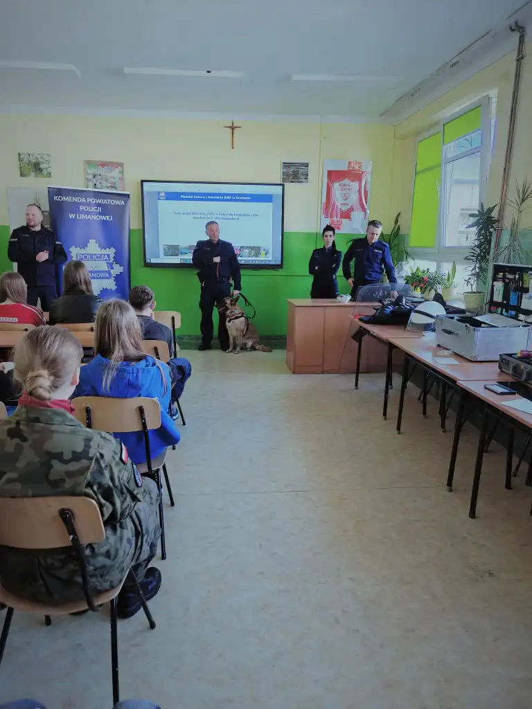 Od pasji do zawodu. Policjanci inspirują młodzież w Tymbarku