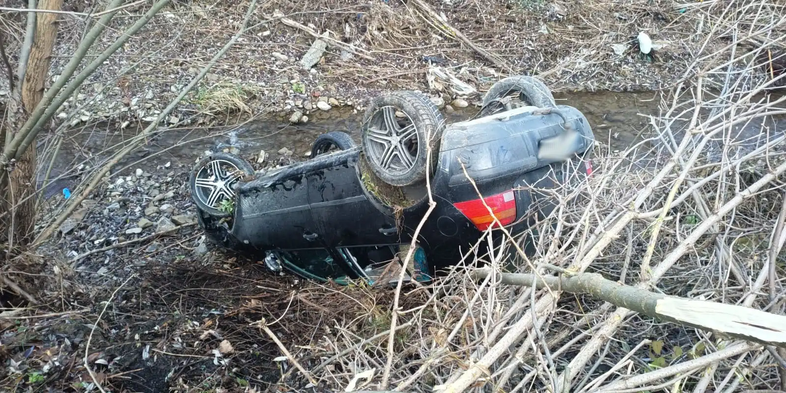 Wypadek w Zagorzynie. Osobówka wpadła do koryta potoku. Pojazdem podróżowała matka z dwumiesięcznym dzieckiem