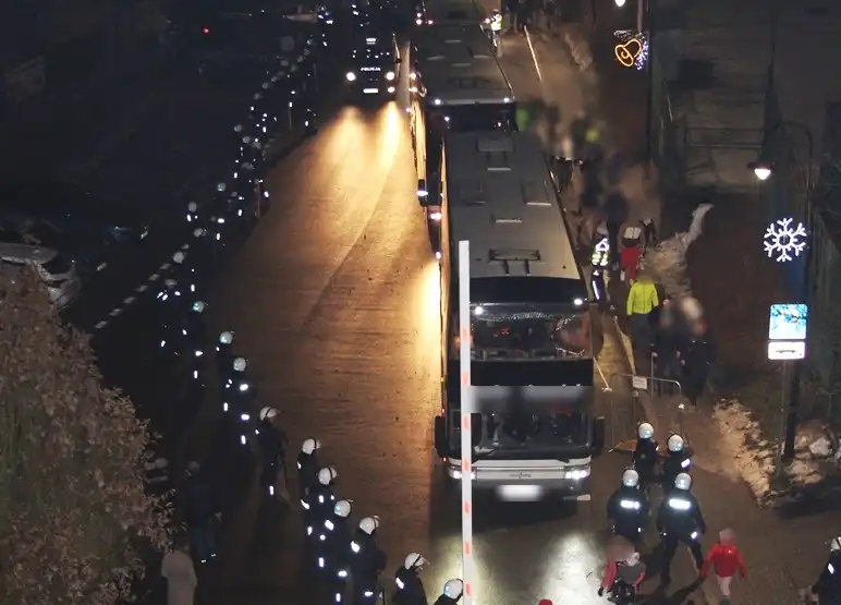 Policjanci dbali o bezpieczeństwo podczas turnieju hokejowego w Krynicy-Zdroju