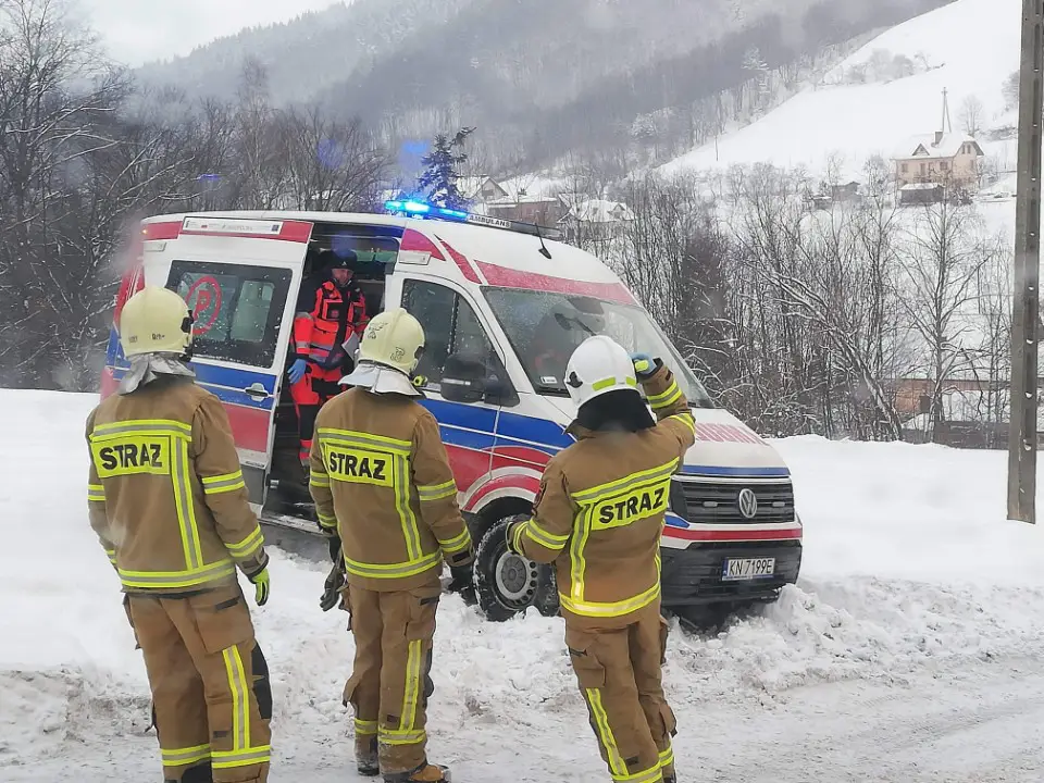 Strażacy pomagają Pogotowiu Ratunkowemu w dotarciu do osób potrzebujących pomocy