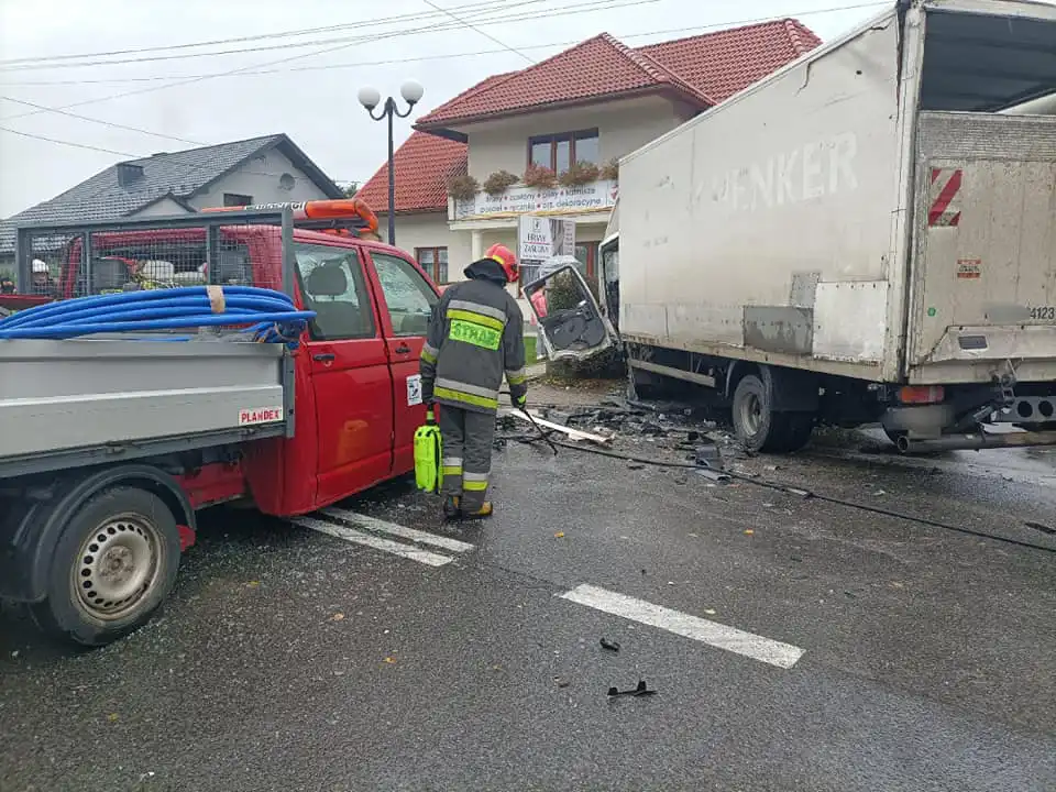 Stróże: Groźny wypadek na DW 981. Zderzyły się dwa samochody