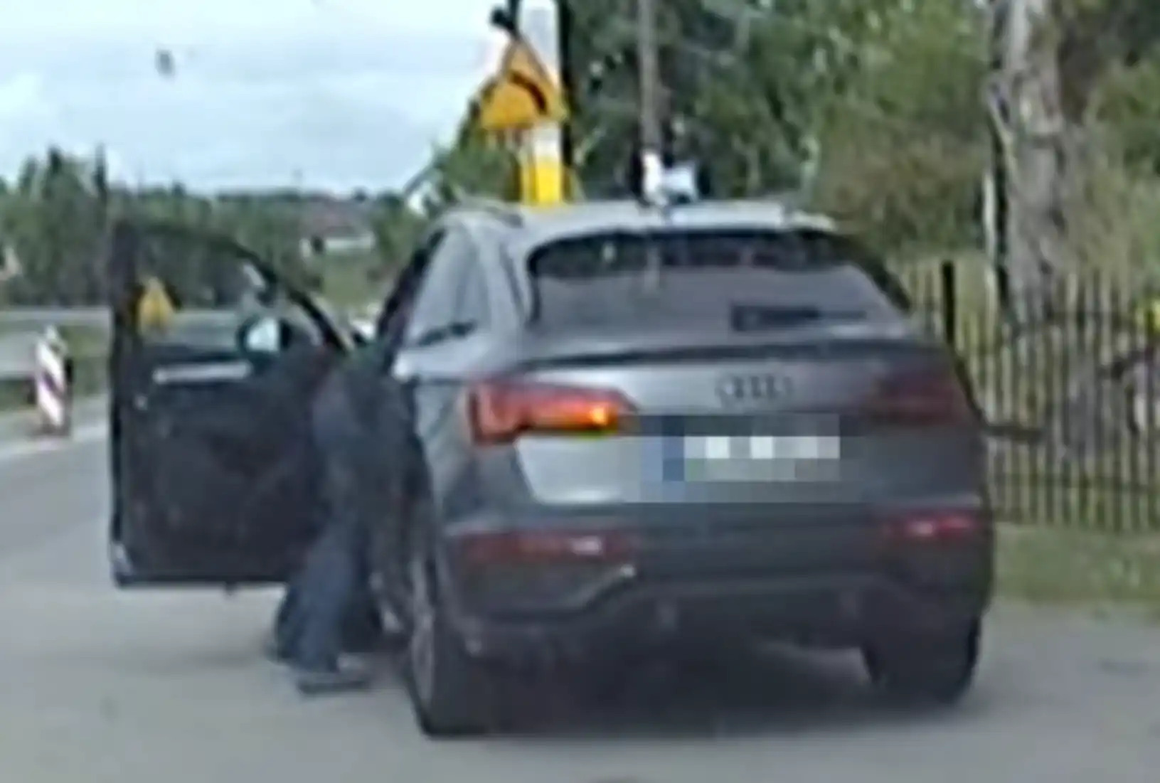 Zaspał do pracy, wyprzedził policję na czerwonym i zostawił auto jadące dalej