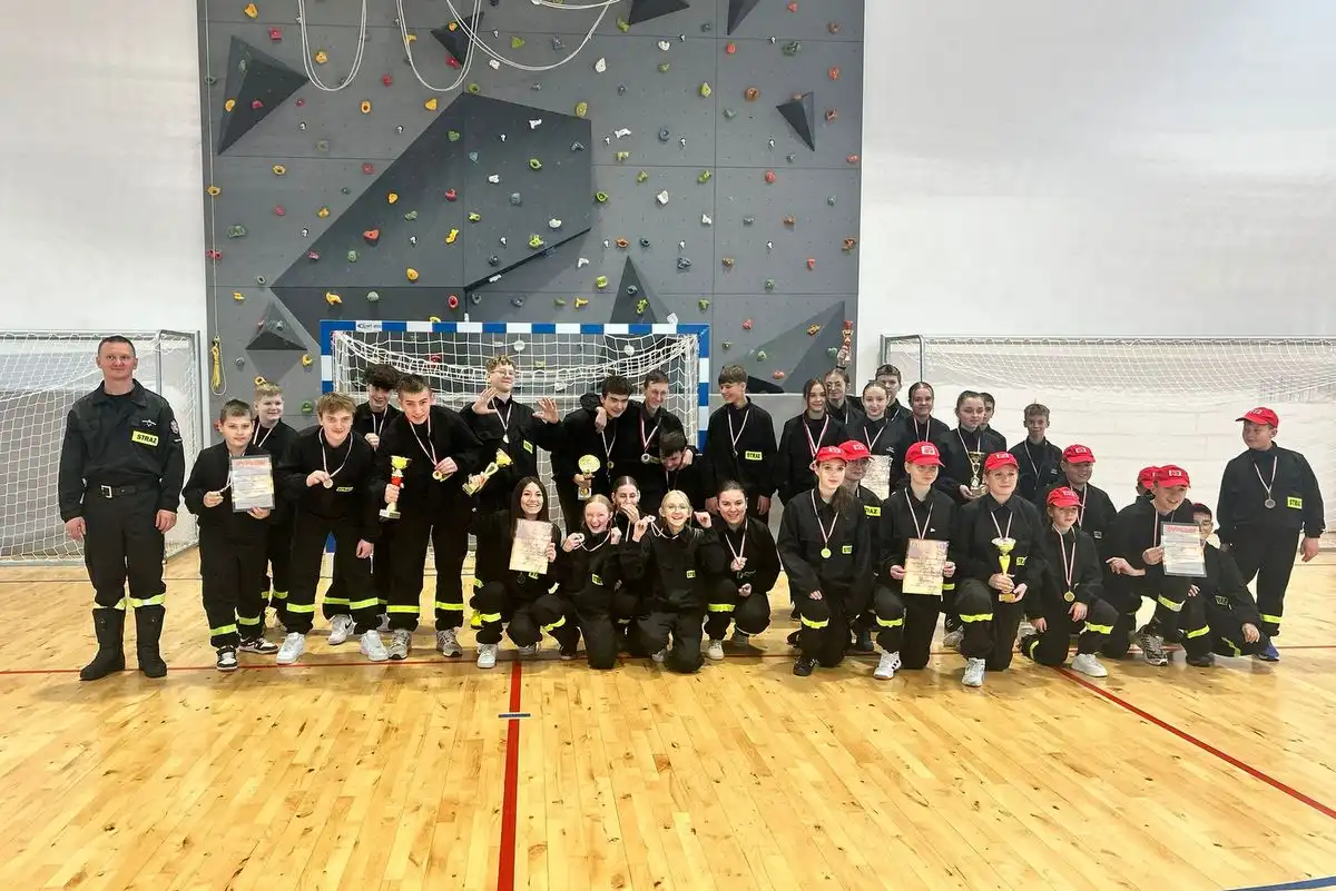 Młodzi strażacy rywalizowali w Halowych Zawodach Sportowo-Pożarniczych
