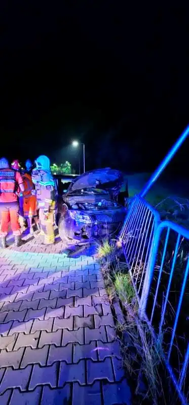 Nawojowa: Samochód osobowy uderzył w barierki i latarnię uliczną