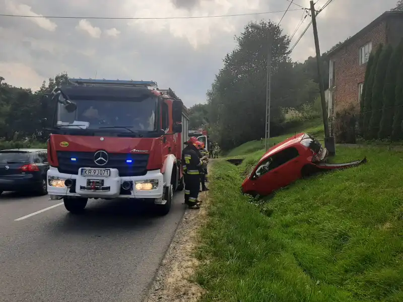 Nowy Sącz: Na ul. Barskiej osobówka wypadła z jezdni i "wylądowała" w rowie