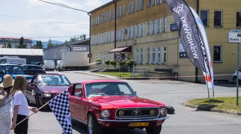 Zabytkowe silniki, wielkie serca. I Sądecki Rajd Pojazdów Zabytkowych już za nami