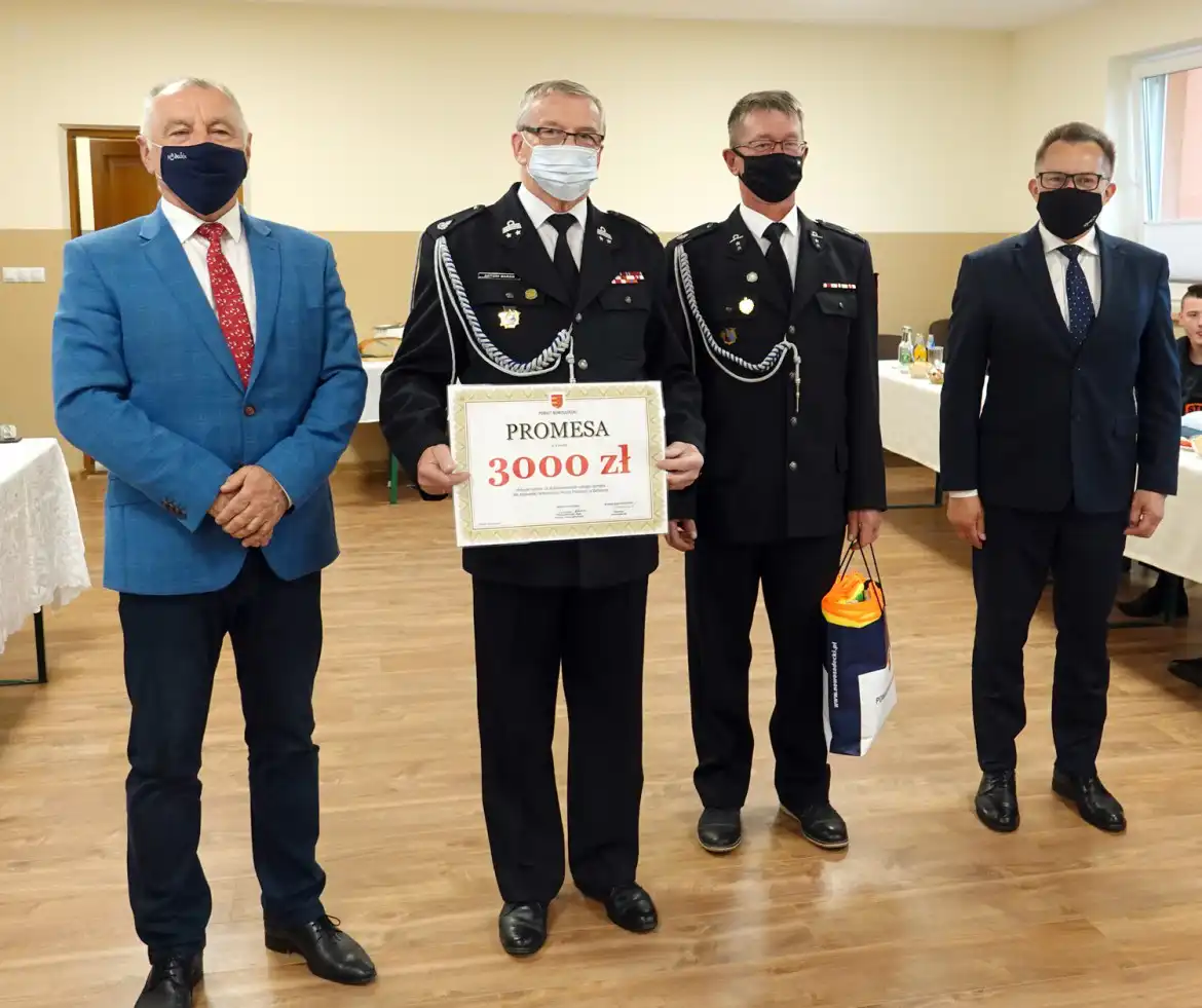 Promesa i honorowe odznaczenia dla strażaków ochotników z OSP w Zabrzeży