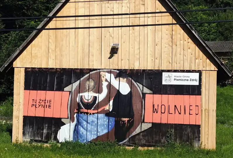 Lokalny symbol w nowej odsłonie. Graffiti z Wierchomli przeniesione na baner
