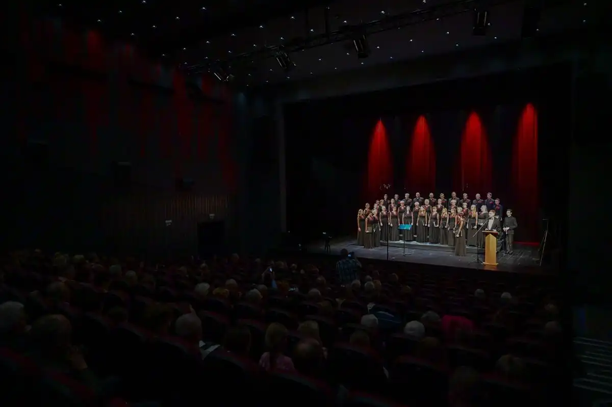Finał konkursu "Ludowo na Novo". Nagrody w Limanowskim Domu Kultury rozdał marszałek Witold Kozłowski