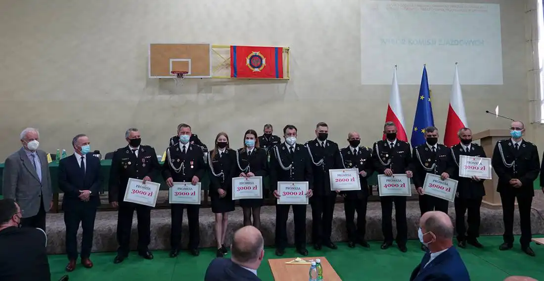 Strażacy z terenu miasta i gminy Grybów z promesą na zakup sprzętu
