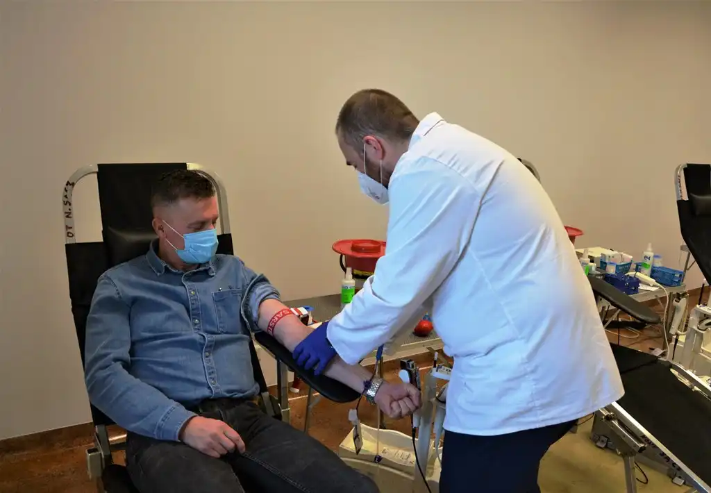 W ramach akcji „Nasza krew – Nasza Ojczyzna” w sądeckiej komendzie zebrano ponad 12 litrów krwi