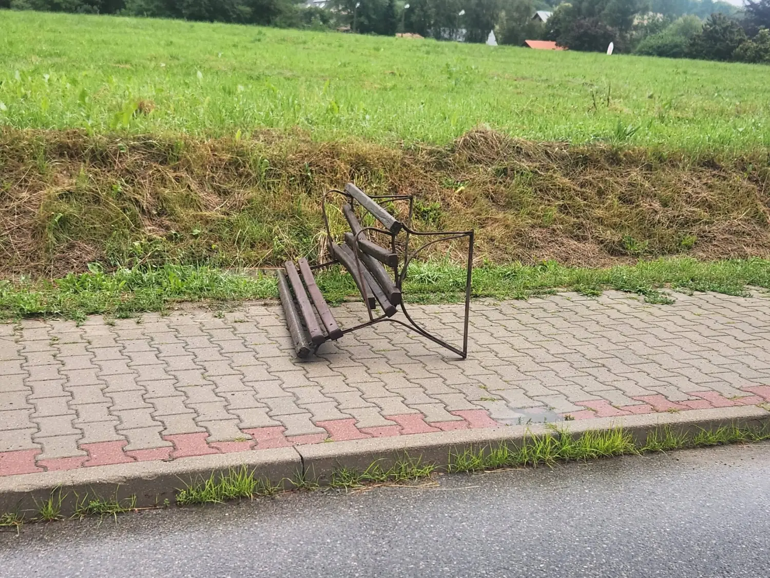 Nocny rajd wandali w Tyliczu. Połamali ławki i wyrwali kosze
