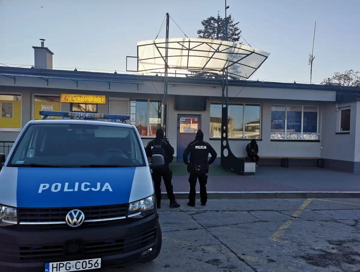 Ukraińscy rodzice nie mieli jak dotrzeć do 10-letniego syna. Pomogli sądeccy policjanci