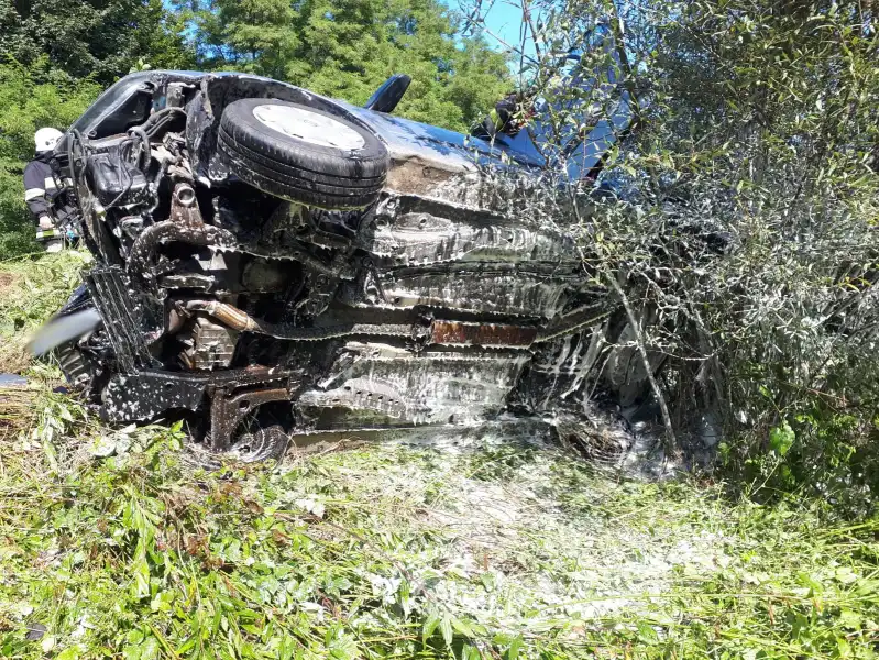 Wypadek w Naszacowicach. Samochód wypadł z drogi i zatrzymał się na skarpie