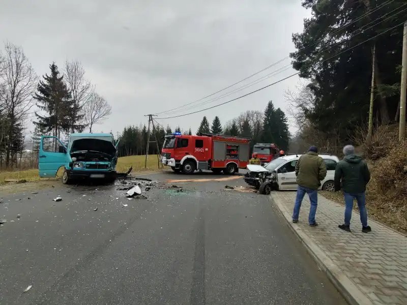 Kolizja w Rdziostowie. Uszkodzone trzy samochody