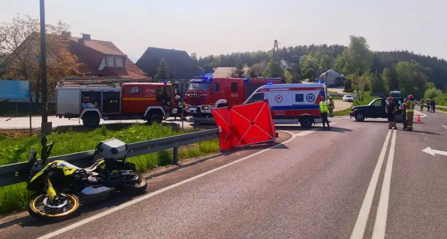 Śmiertelny wypadek na DK28 w powiecie limanowskim. Nie żyje motocyklista