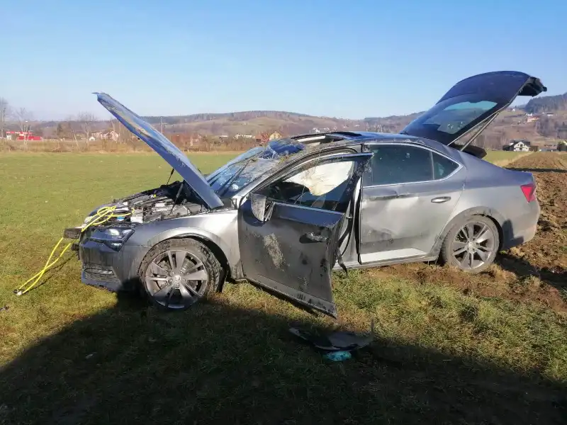 Na ul. Węgierskiej w Starym Sączu dachowała osobówka