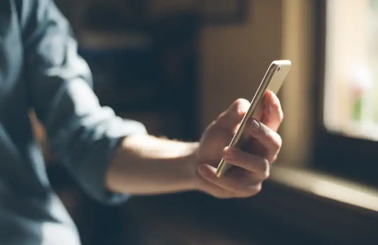 Polacy oszczędzają na telefonach? Niemal 50% nie ma zamiaru zmienić smartfona