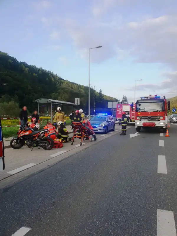Wypadek w Muszynie. Motocykl zderzył się z osobówką na ul. Grunwaldzkiej. Kierujący jednośladem trafił do szpitala