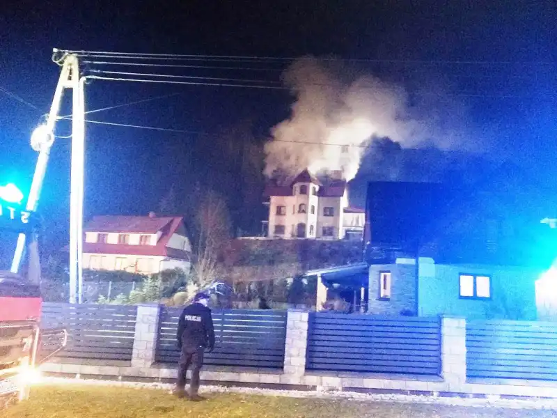 Pożar domu w Żegiestowie. Z ogniem walczyło 8 zastępów straży