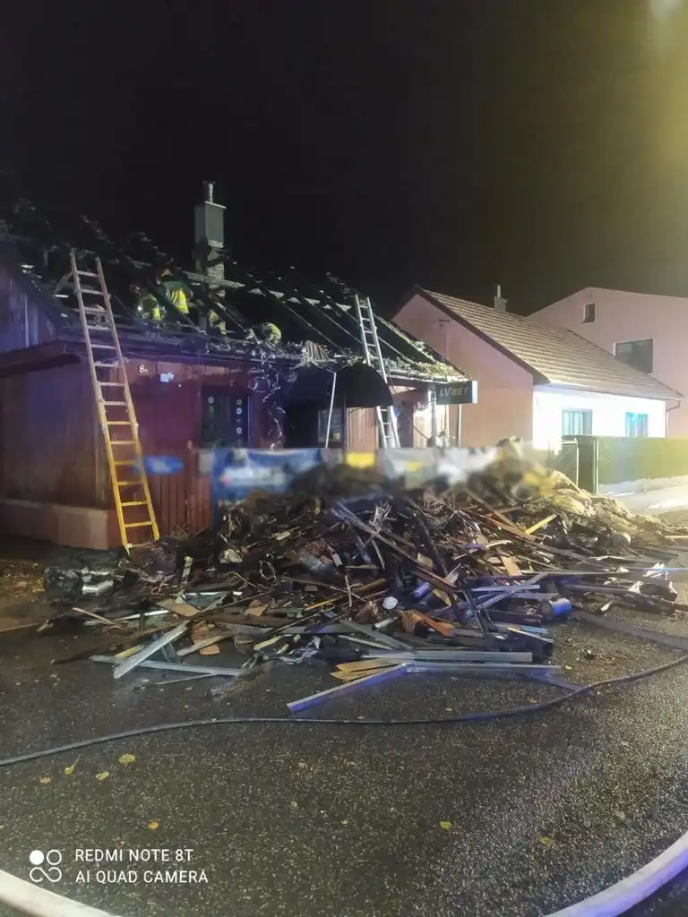 Pożar domu na ulicy Szarych Szeregów w Nowym Sączu. Ogień strawił cały dach i poddasze budynku