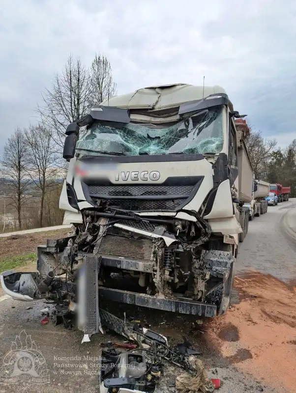 Wypadek w Rdziostowie. Zderzyły się dwie ciężarówki. Jedna osoba ranna