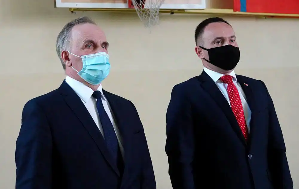 Strażacy z terenu miasta i gminy Grybów z promesą na zakup sprzętu