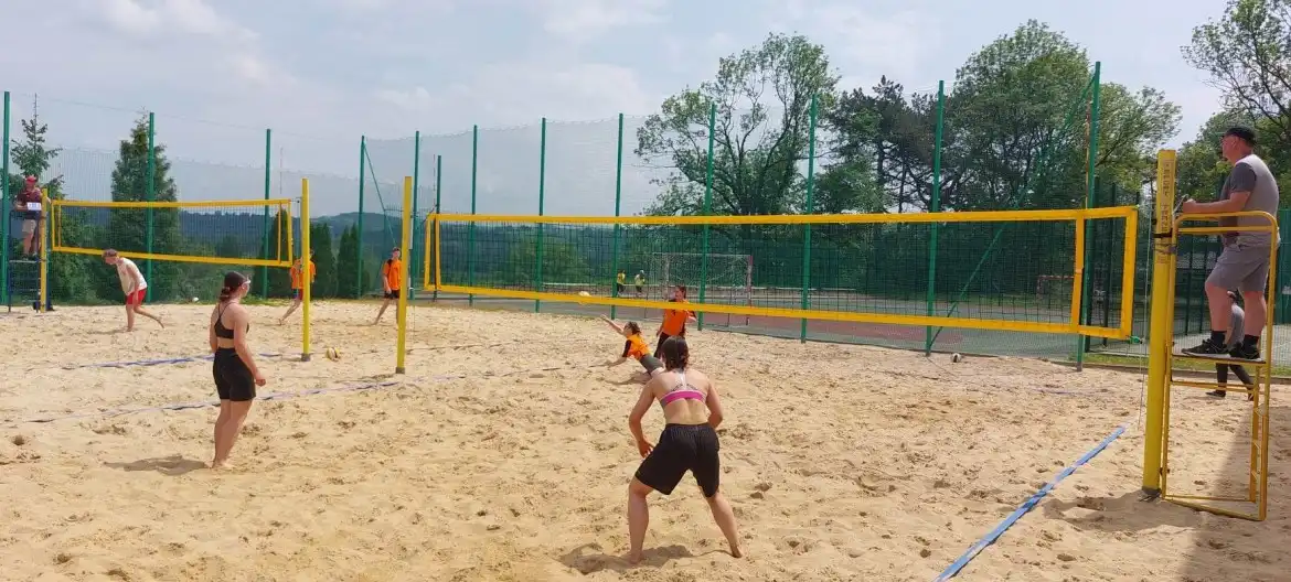 Nowi mistrzowie powiatu w piłce plażowej dziewcząt i chłopców