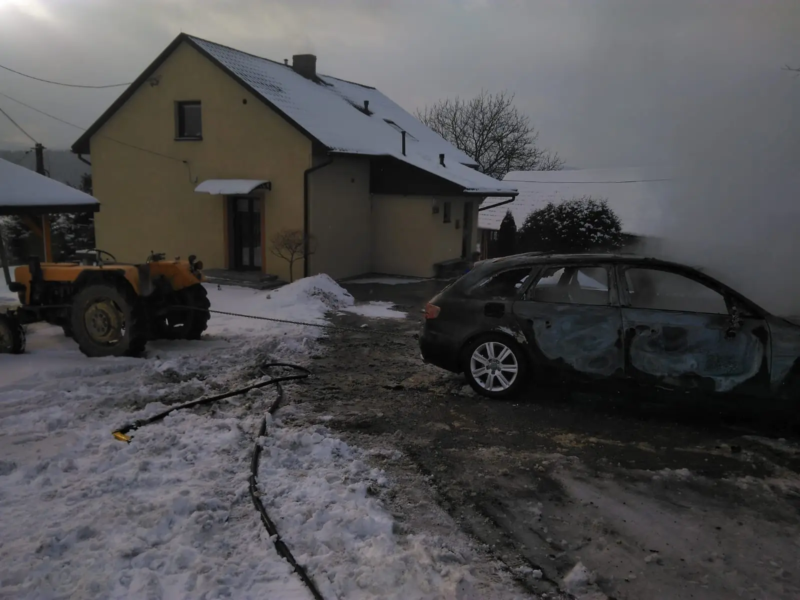 Łącko: zapalił się samochód zaparkowany w garażu