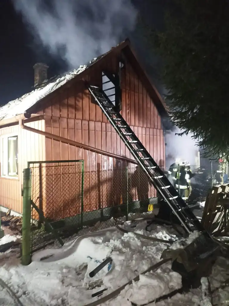 Pożar drewnianego domu na ul. Węgierskiej w Nowym Sączu. Ogień strawił część dachu budynku