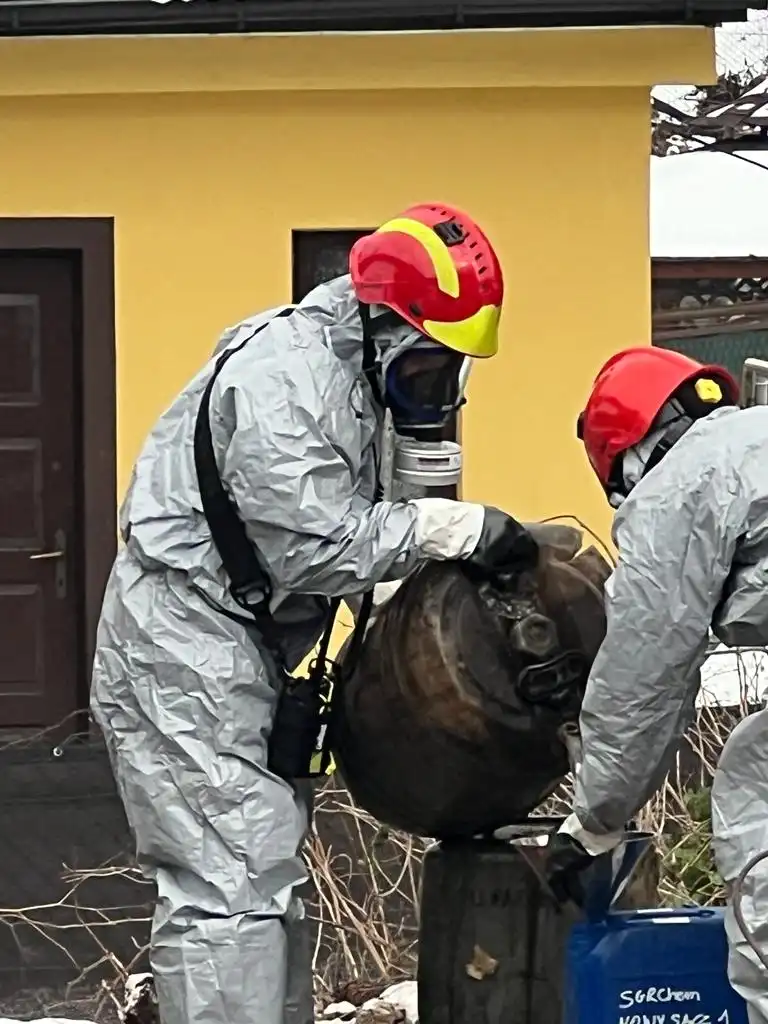 Rytro: Podczas rozbiórki budynku gospodarczego znaleziono cztery beczki z nieznaną substancją chemiczną